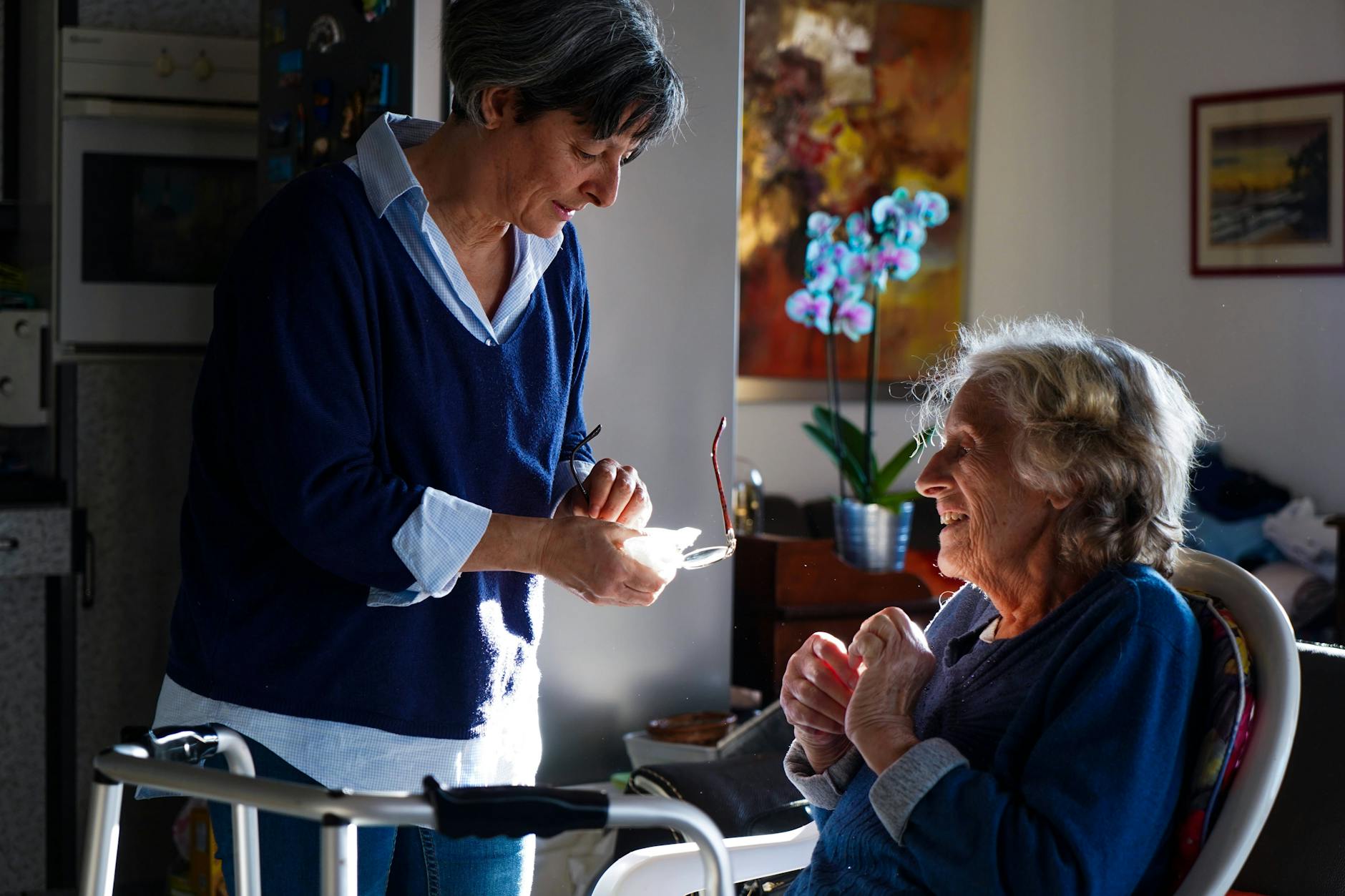 Wer zu Hause pflegt, arbeitet im Schnitt 49 Stunden pro Woche für seine zu pflegenden Angehörigen, vermeldete die AOK am Dienstag.