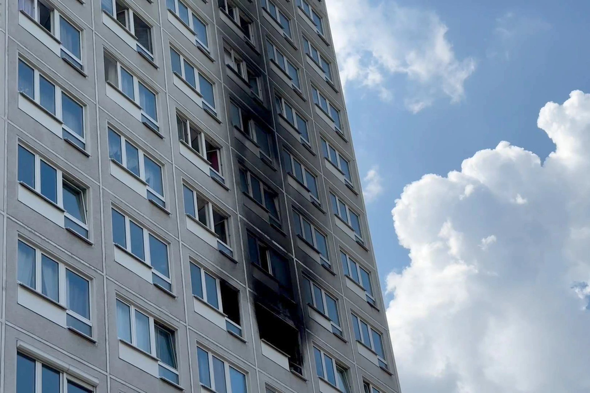 Bei dem Brand in dem Hochhaus starb eine Person.