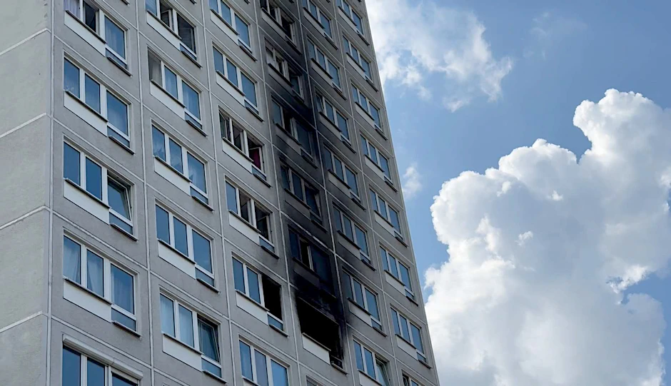 Bei dem Brand in dem Hochhaus starb eine Person.