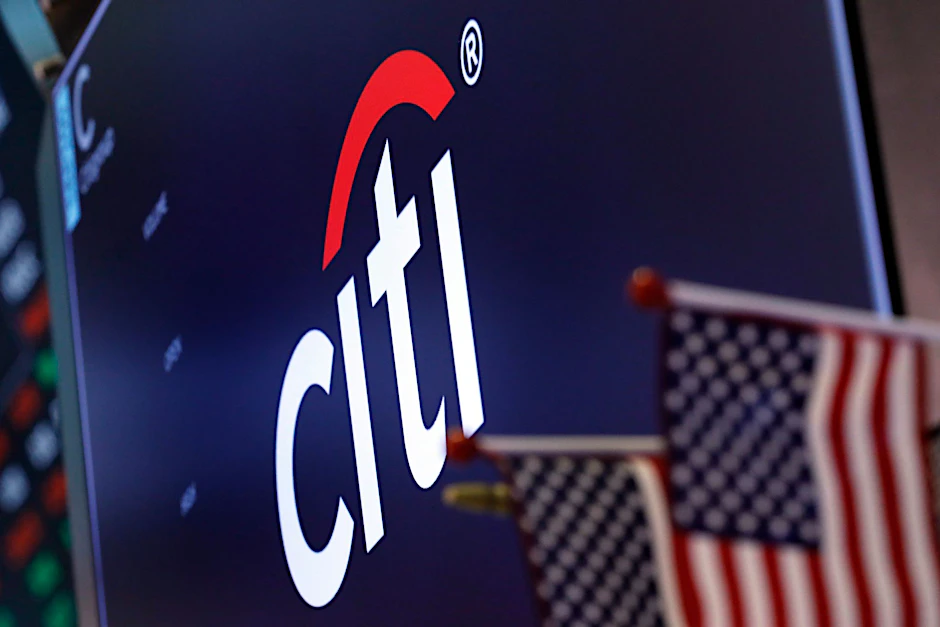 ARCHIV - Das Logo der Citigroup über einem Handelsposten auf dem Parkett der New York Stock Exchange.  