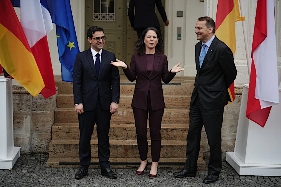 Wollen gegen Desinformation vorgehen: Deutschland Außenministerin Annalena Baerbock mit ihrem französischen Amtskollegen Stéphane Séjourné (l) und Radoslaw Sikorski aus Polen.  