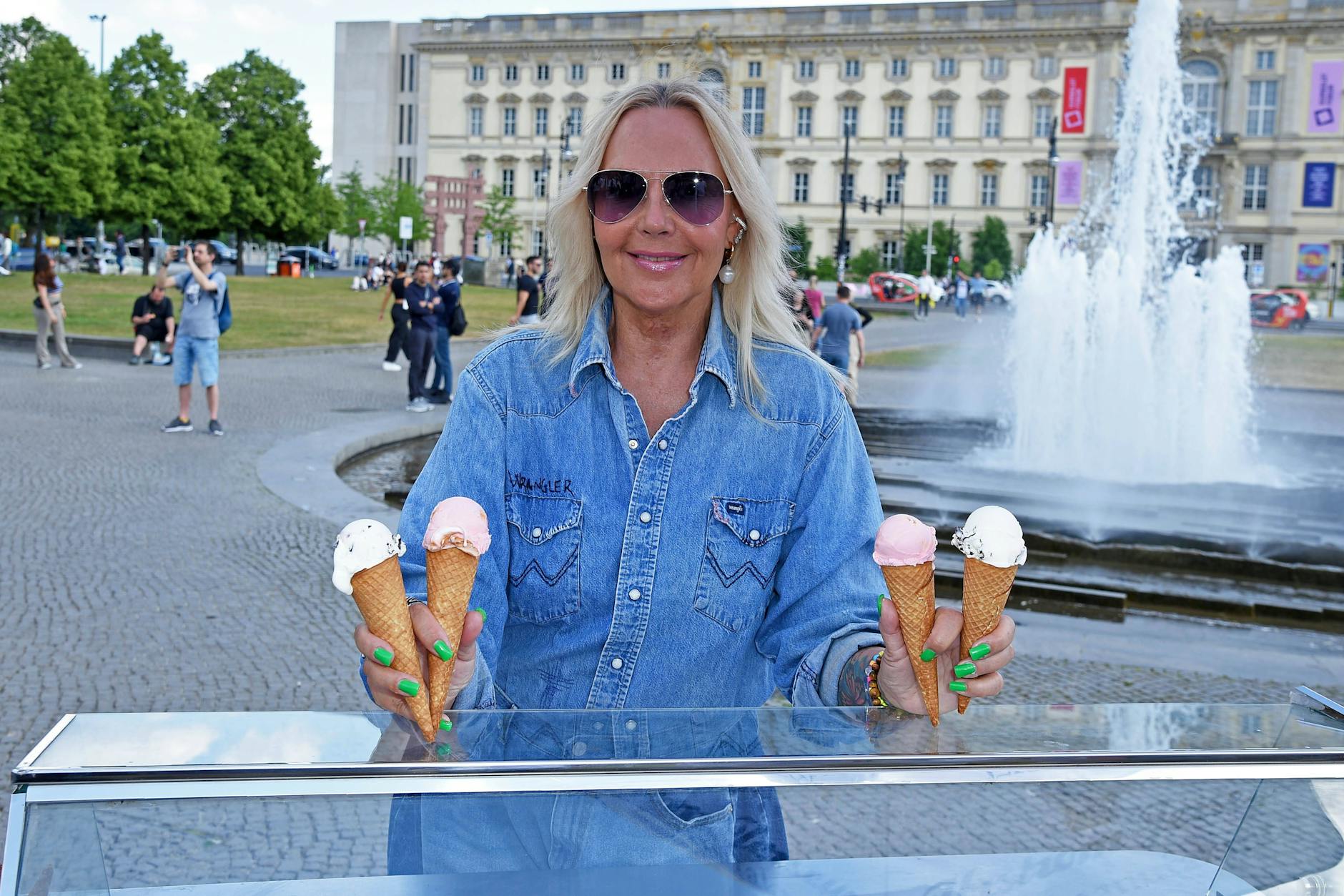 Natascha Ochsenknecht verteilt ihr neues Eis im Berliner Lustgarten.