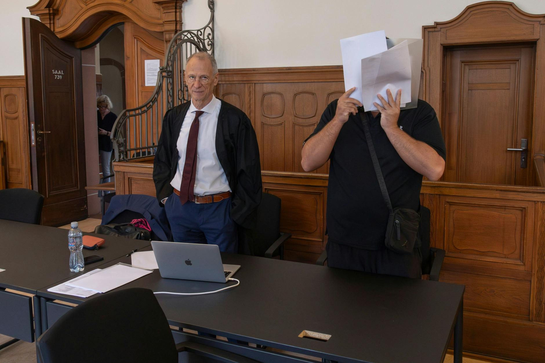 Fadie R. (hier mit seinem Anwalt) jammert vor Gericht: „Ich kenne nur Stress, Gewalt, Probleme und SEK-Einsätze.“