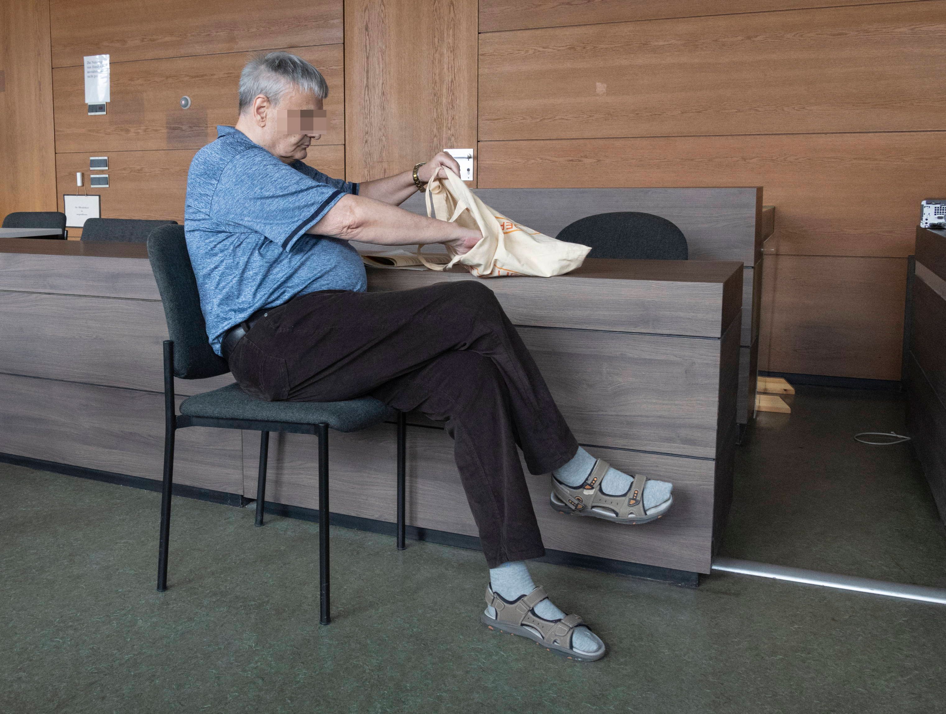 Wut-Rentner sprayt Klima-Kleber mit Kölnisch Wasser ein