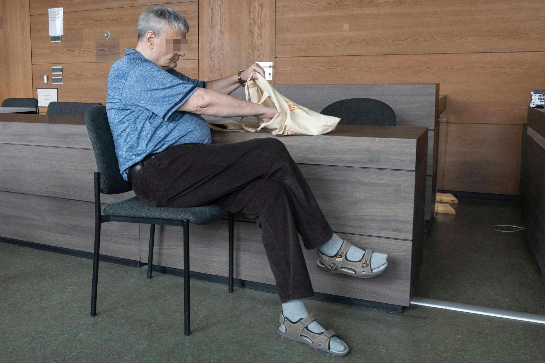 Wut-Rentner Peter K. (71) aus Berlin wurde gestern für die Spray-Attacke auf die Klima-Kleber verurteilt. 