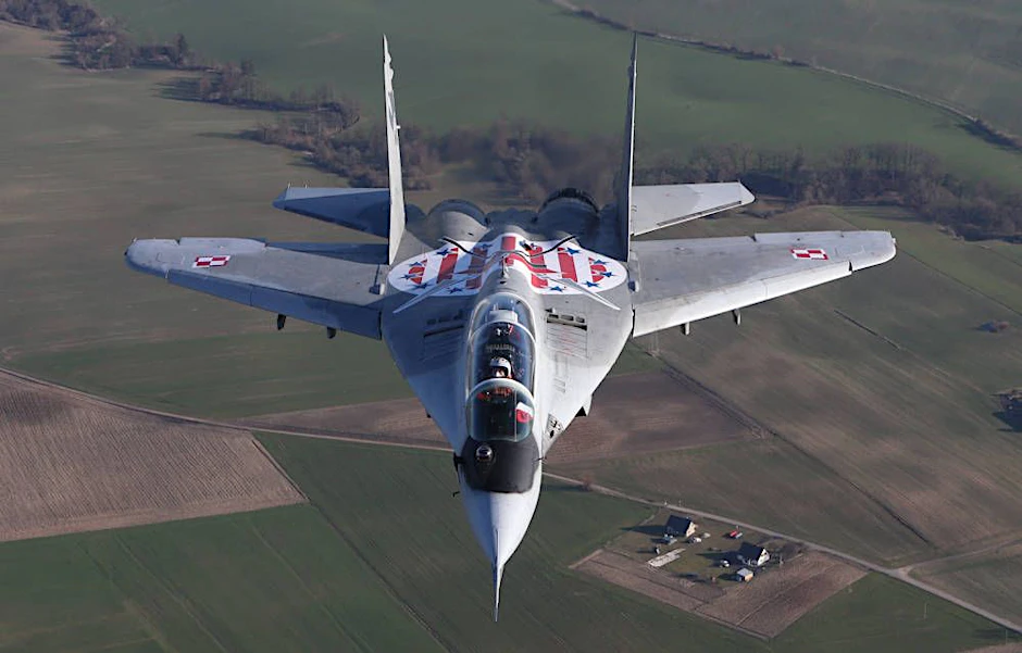 Ein Kampfflugzeug der polnischen Luftwaffe vom Typ MiG-29 bei einem Übungsflug über Polen.