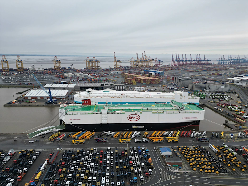 ARCHIV - Der Autofrachter «BYD Explorer No.1» liegt mit 3000 Neuwagen an Bord in Bremerhaven. Der Frachter ist vom chinesischen Shenzen nach Europa gekommen.  