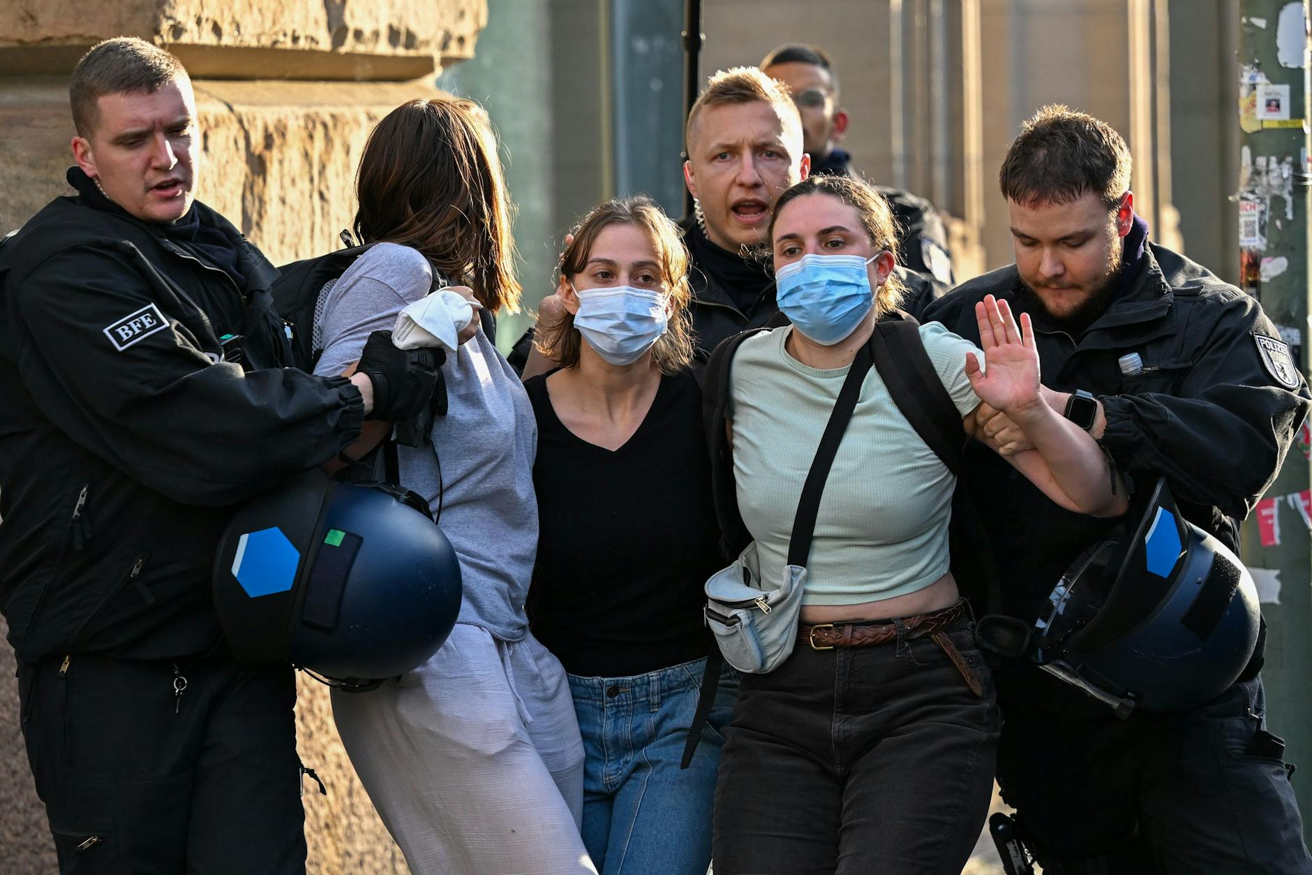 Polizisten führten die Besetzer nach draußen, stellten ihre Personalien fest.