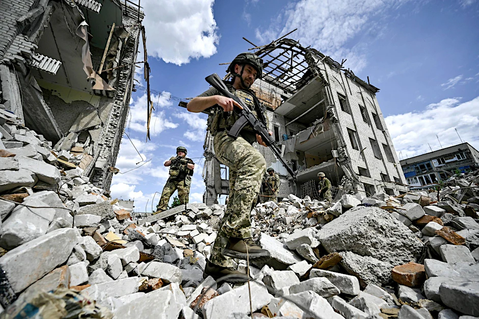 Ukrainische Soldaten im Einsatz: Seit 819 Tagen verteidigen sie ihr Land gegen den russischen Angriffskrieg.  