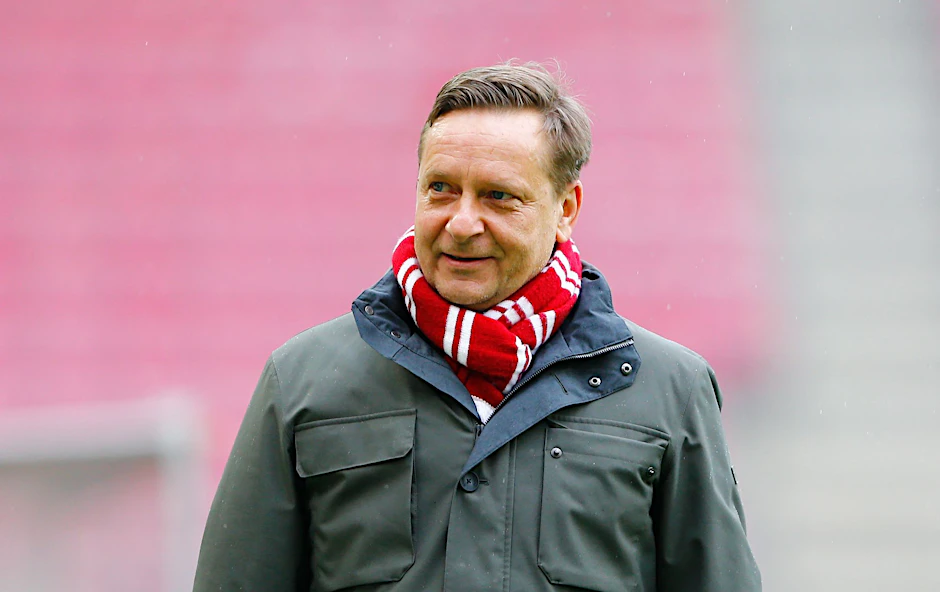 ARCHIV - Horst Heldt, Kölns Geschäftsführer Sport, geht vor dem Spiel durch das Stadion.  a/Archivbild