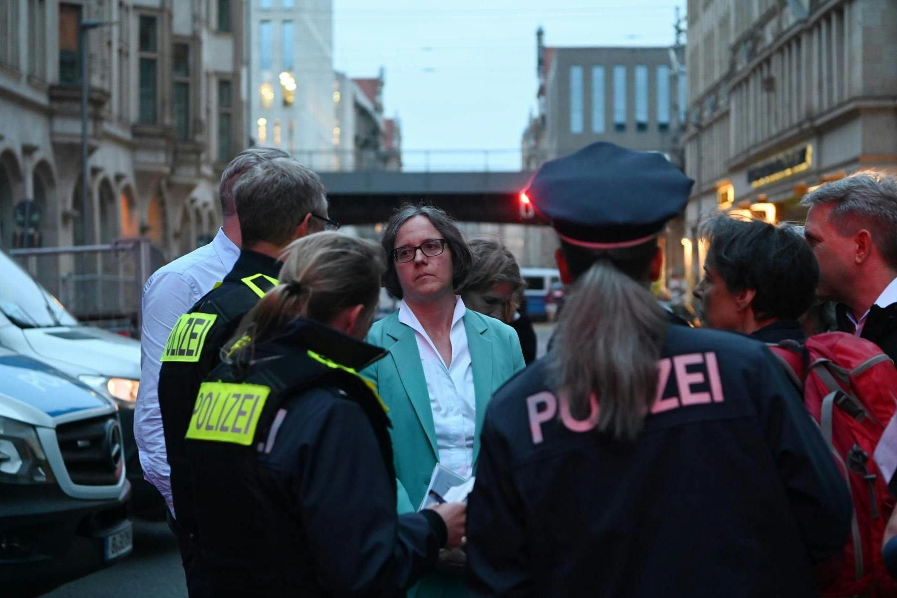 HU-Präsidentin Julia von Blumenthal im Gespräch mit Vertretern der Berliner Polizei.