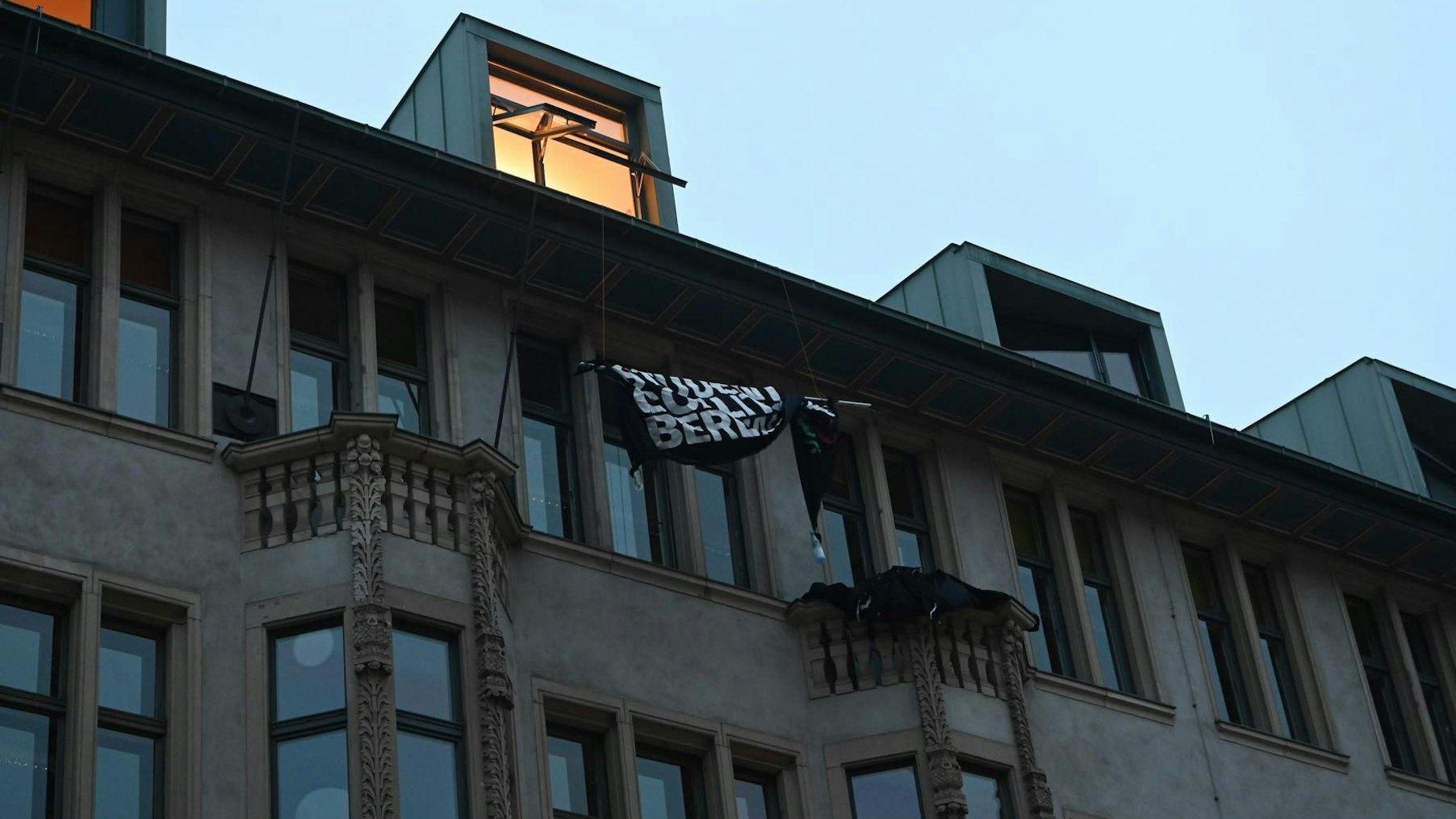 Eine Flagge weht am besetzten Uni-Gebäude in Berlin.
