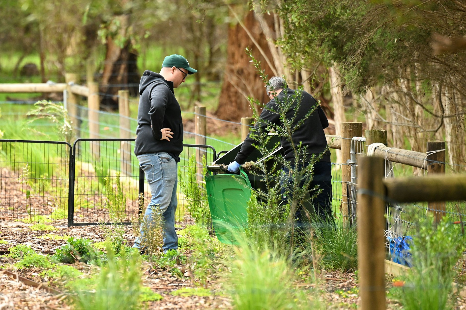 Polizisten durchsuchen das Grundstück von Erin Patterson in Leongatha, Victoria (Australien).