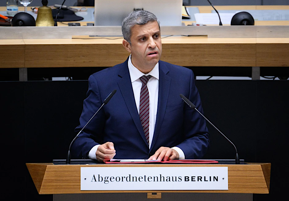 ARCHIV - Raed Saleh (SPD) spricht bei der Plenarsitzung des Berliner Abgeordnetenhauses.  