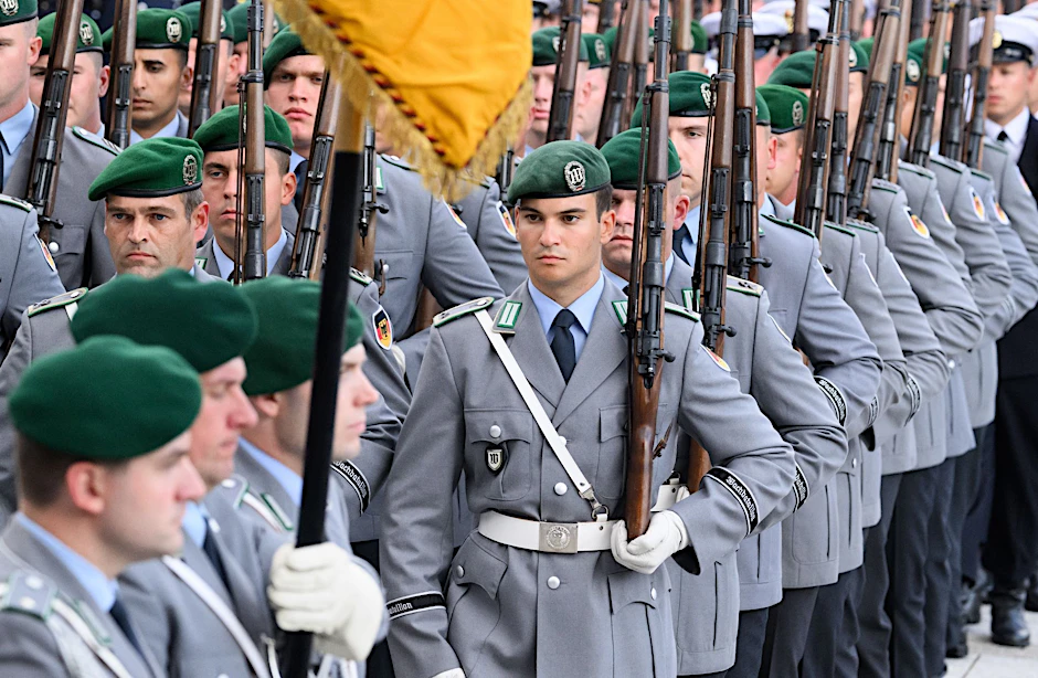 ARCHIV - Die Ehrenkompanie der Bundeswehr marschiert beim feierlichen Gelöbnis von etwa 400 Rekrutinnen und Rekruten auf dem Paradeplatz des Bundesministeriums der Verteidigung.  