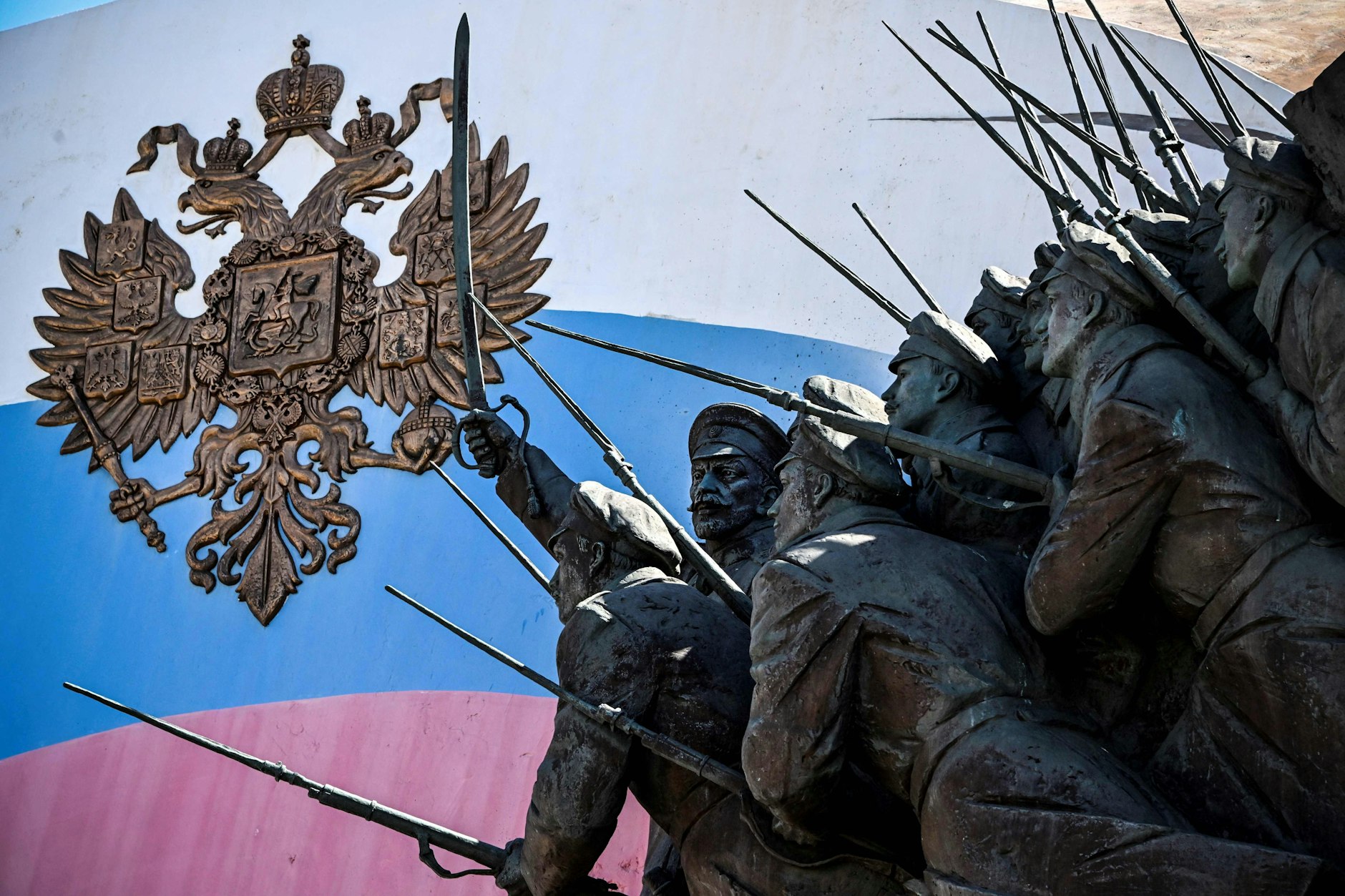 Das russische Staatswappen und die Nationalflagge sind Teil eines den Helden des Ersten Weltkriegs gewidmeten Denkmals in Moskau.