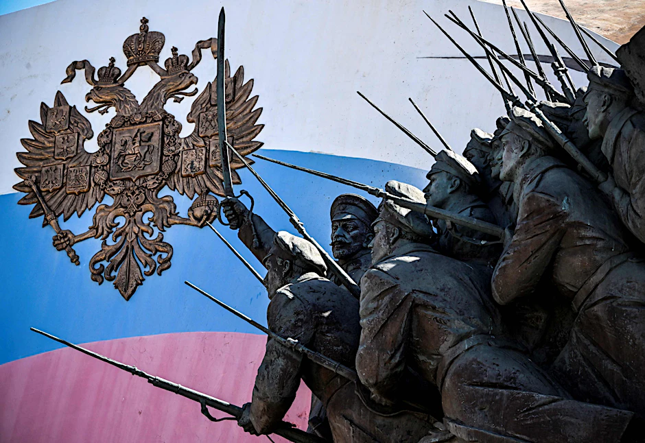 Das russische Staatswappen und die Nationalflagge sind Teil eines den Helden des Ersten Weltkriegs gewidmeten Denkmals in Moskau.