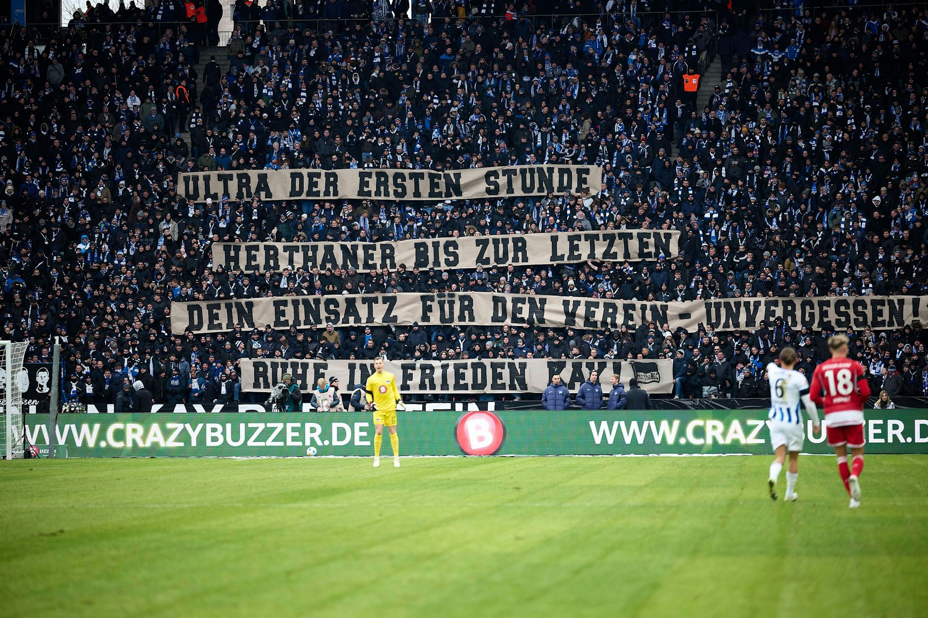 Herthas Ultra-Fans trauern um den verstorbenen Präsidenten Kay Bernstein. Was machen sie vier Monate später bei der Mitgliederversammlung?