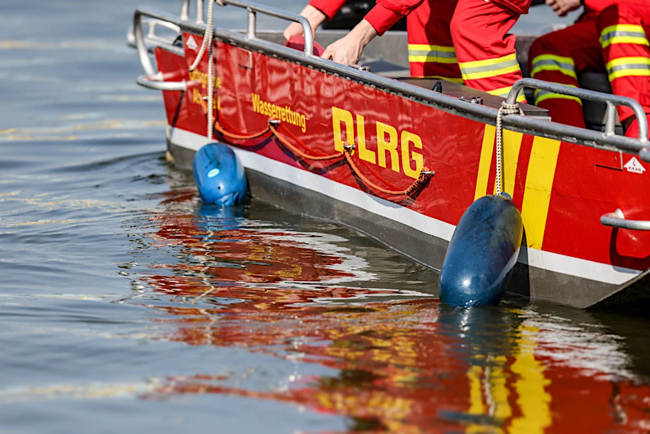 ARCHIV - Ein Motorboot der DLRG fährt über einen Fluss.  