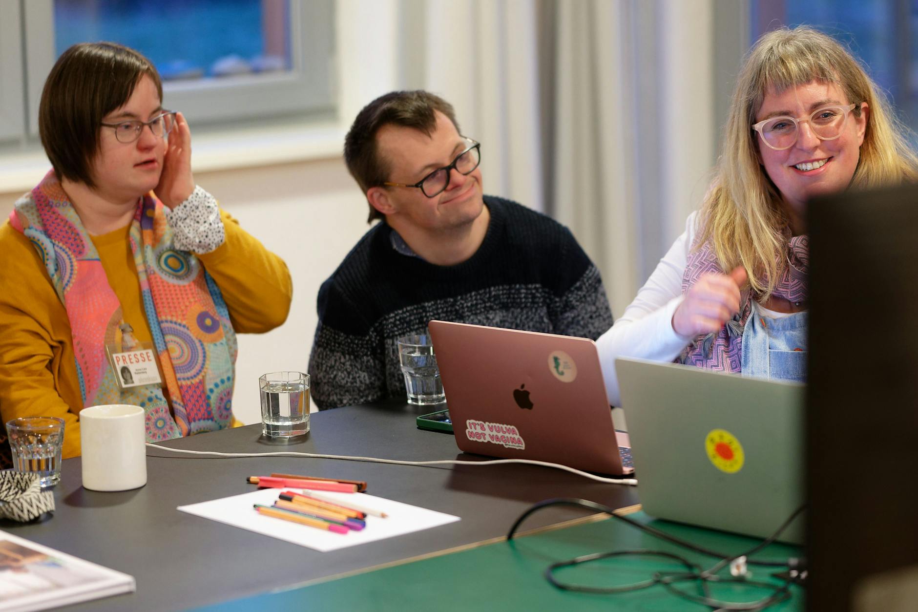 Anne Leichtfuß, Simultandolmetscherin für Leichte Sprache, arbeitet mit Anna-Lisa Plettenberg und Julian Göpel an einer Ausgabe der Zeitschrift „Ohrenkuss“.