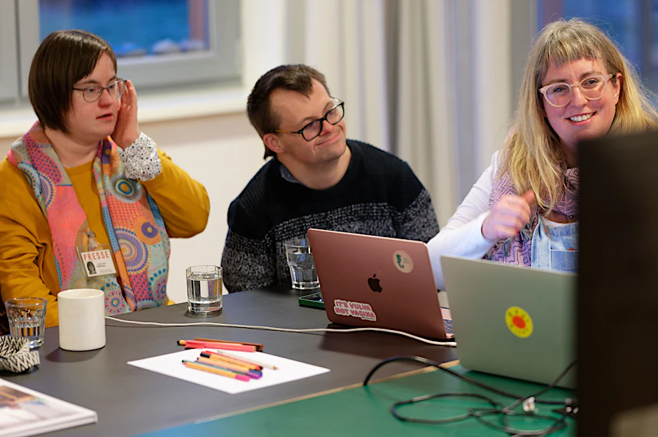 Anne Leichtfuß, Simultandolmetscherin für Leichte Sprache, arbeitet mit Anna-Lisa Plettenberg und Julian Göpel an einer Ausgabe der Zeitschrift „Ohrenkuss“.