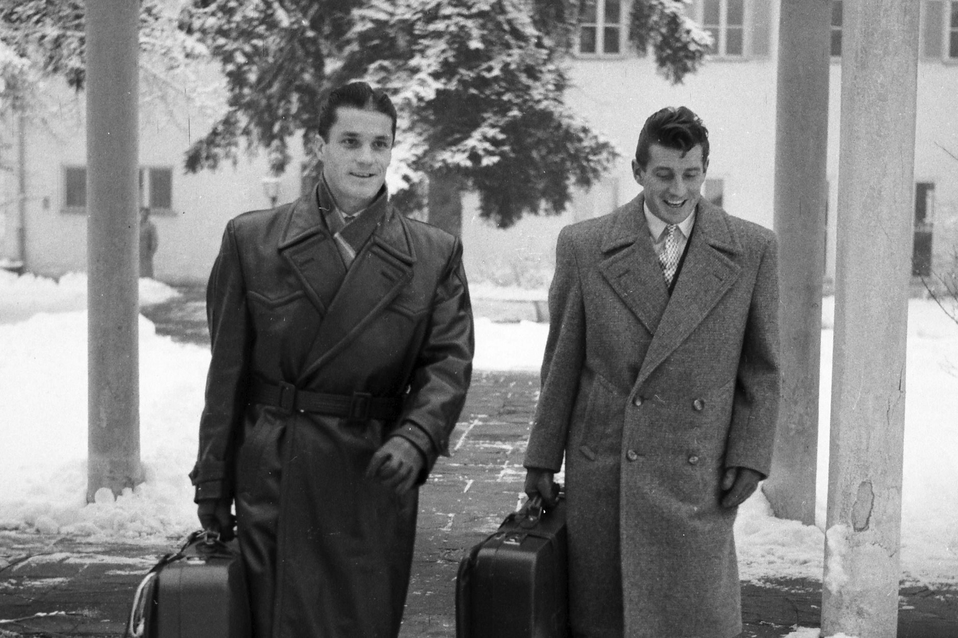 Die Brüder Ottmar und Fritz Walter treffen 1955 bei einem Lehrgang des DFB ein.