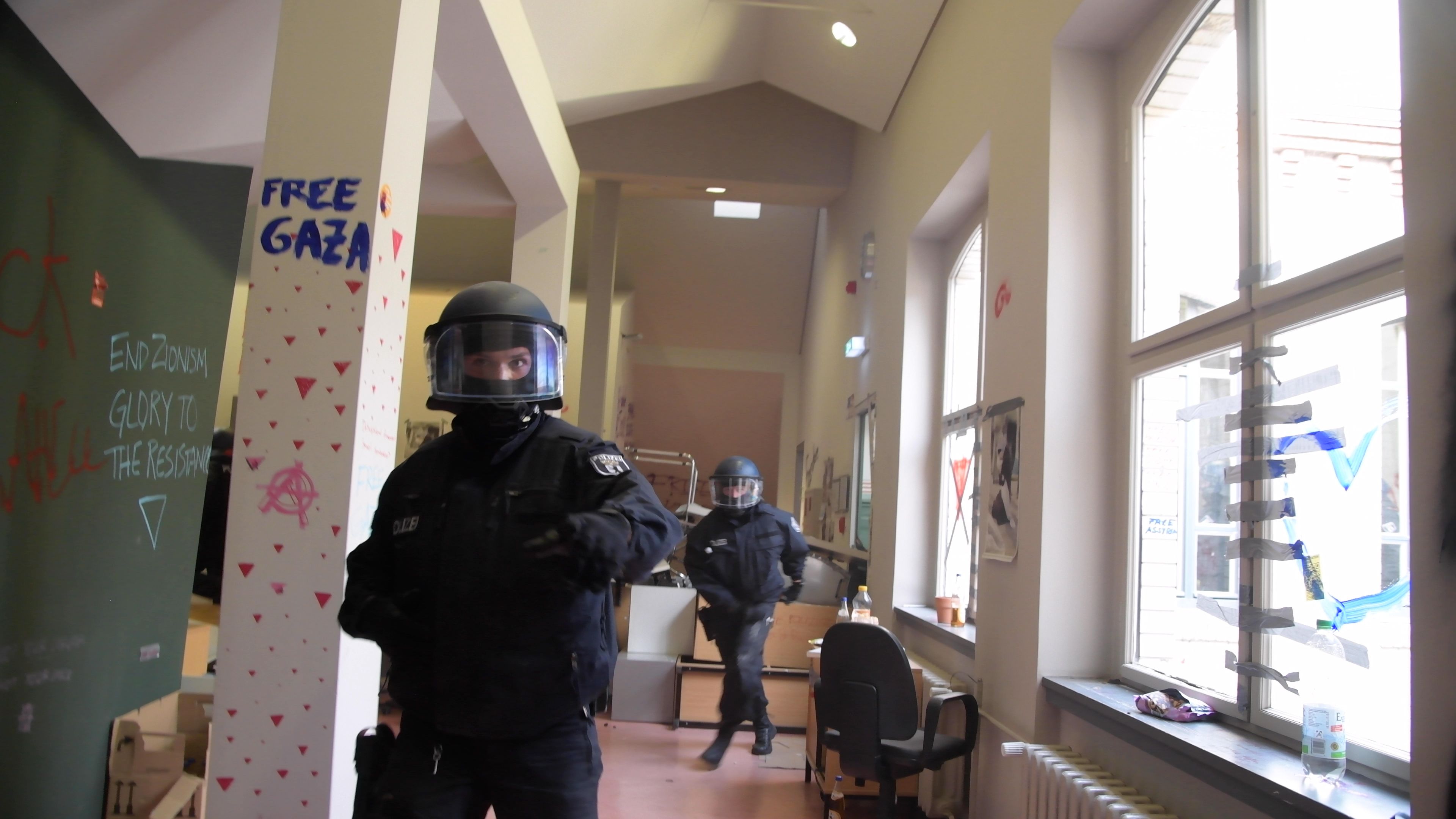 Räumung der HU Berlin: Polizei greift Journalisten der Berliner Zeitung an