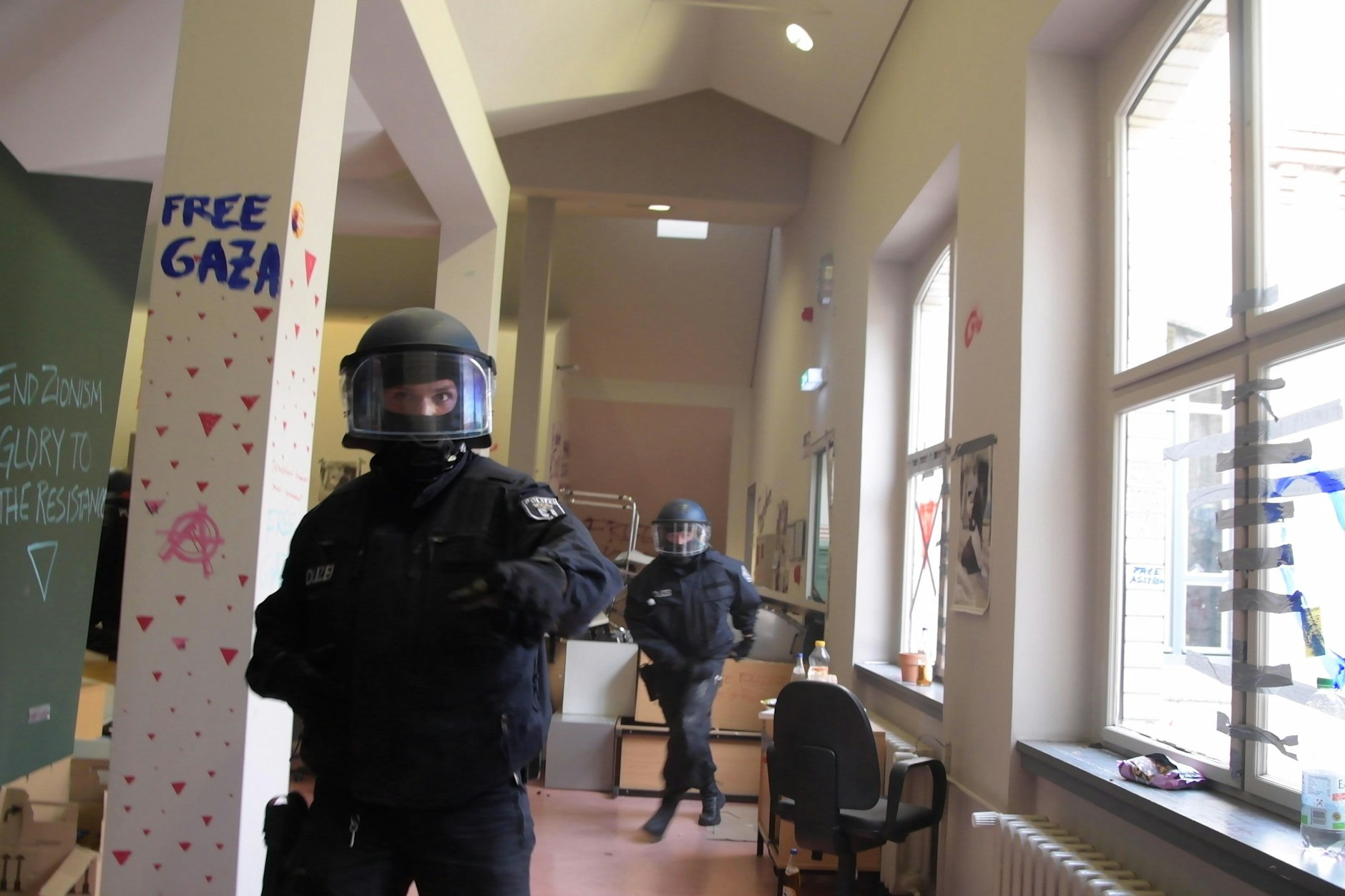 Videoausschnitt: Polizisten bei der Räumung der Humboldt-Universität kurz vor dem Angriff auf einen Journalisten der Berliner Zeitung.