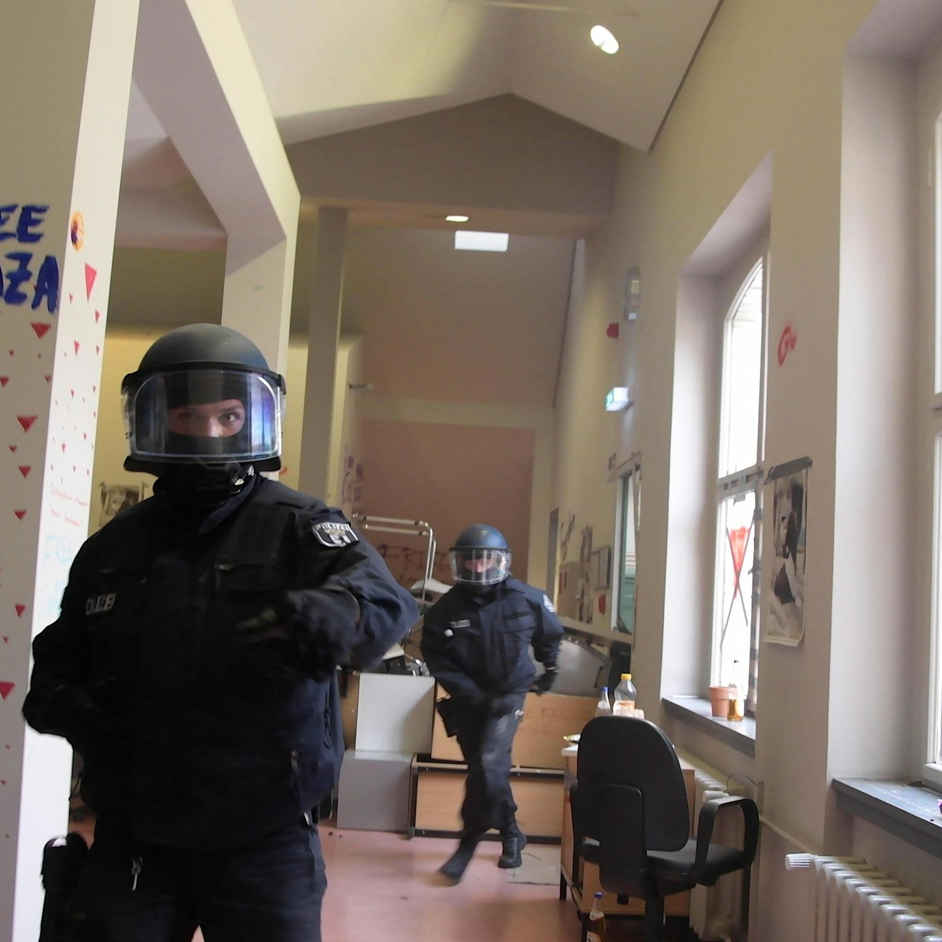 Räumung der HU Berlin: Polizei greift Journalisten der Berliner Zeitung an