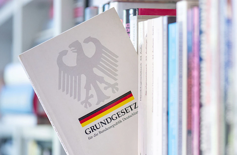 ARCHIV - Das Jahr des Grundgesetz-Jubiläums dürfte ein entscheidendes werden in der Geschichte der bundesdeutschen Demokratie.  