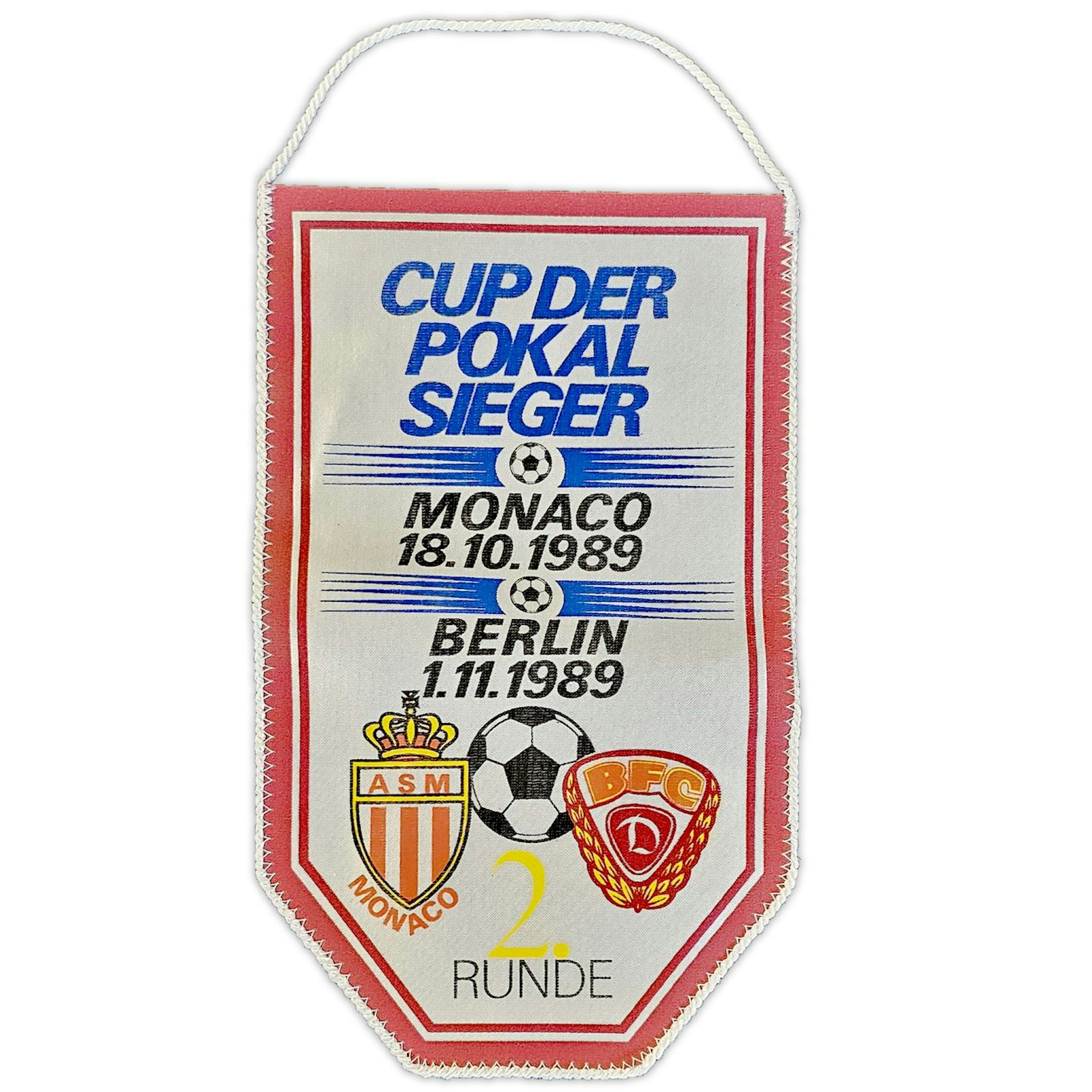 Den historischen Wimpel zum Europacup-Duell des BFC Dynamo mit der AS Monaco gibt es am Fanartikelstand.