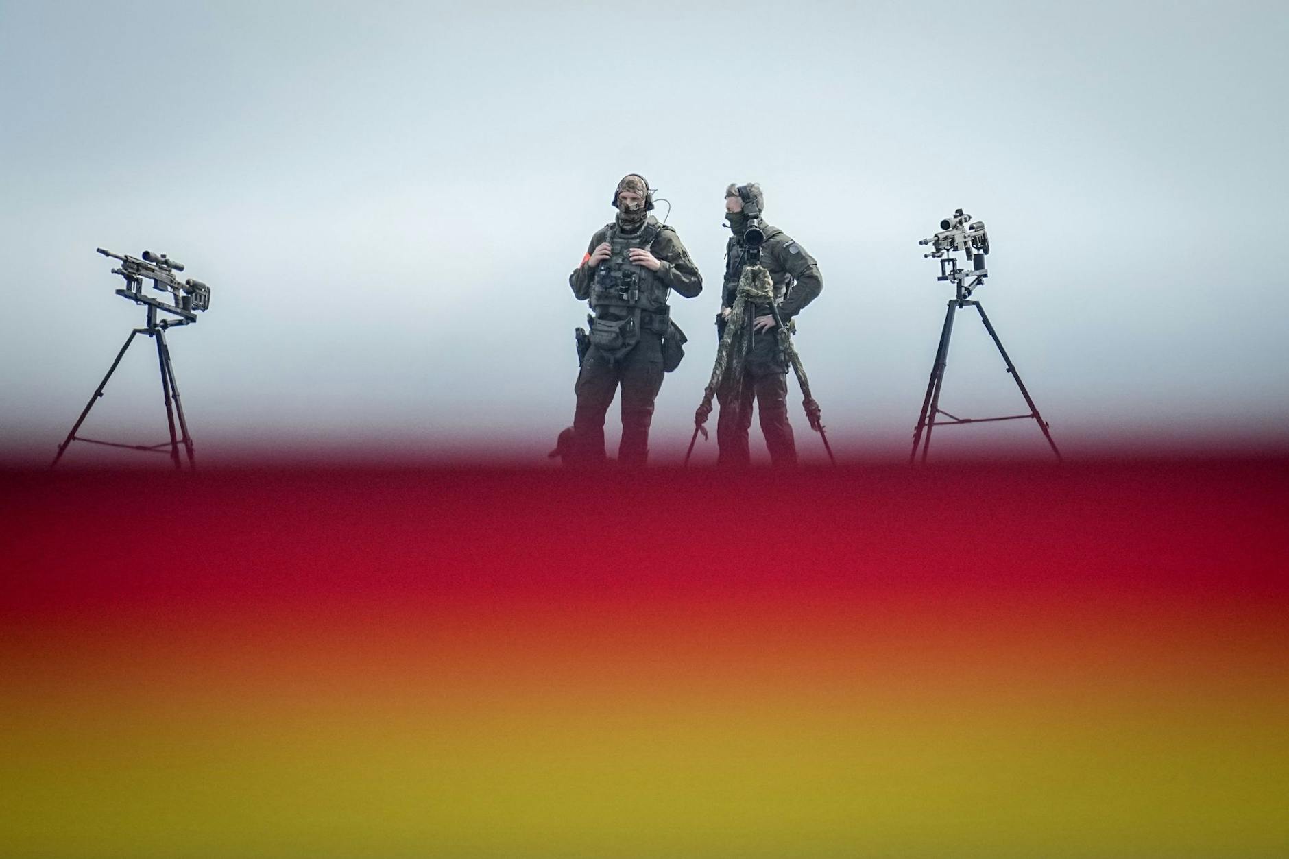 dpatopbilder - Scharfschützen sichern den Staatsakt zu «75 Jahre Grundgesetz» auf dem Forum zwischen Bundestag und Bundeskanzleramt.