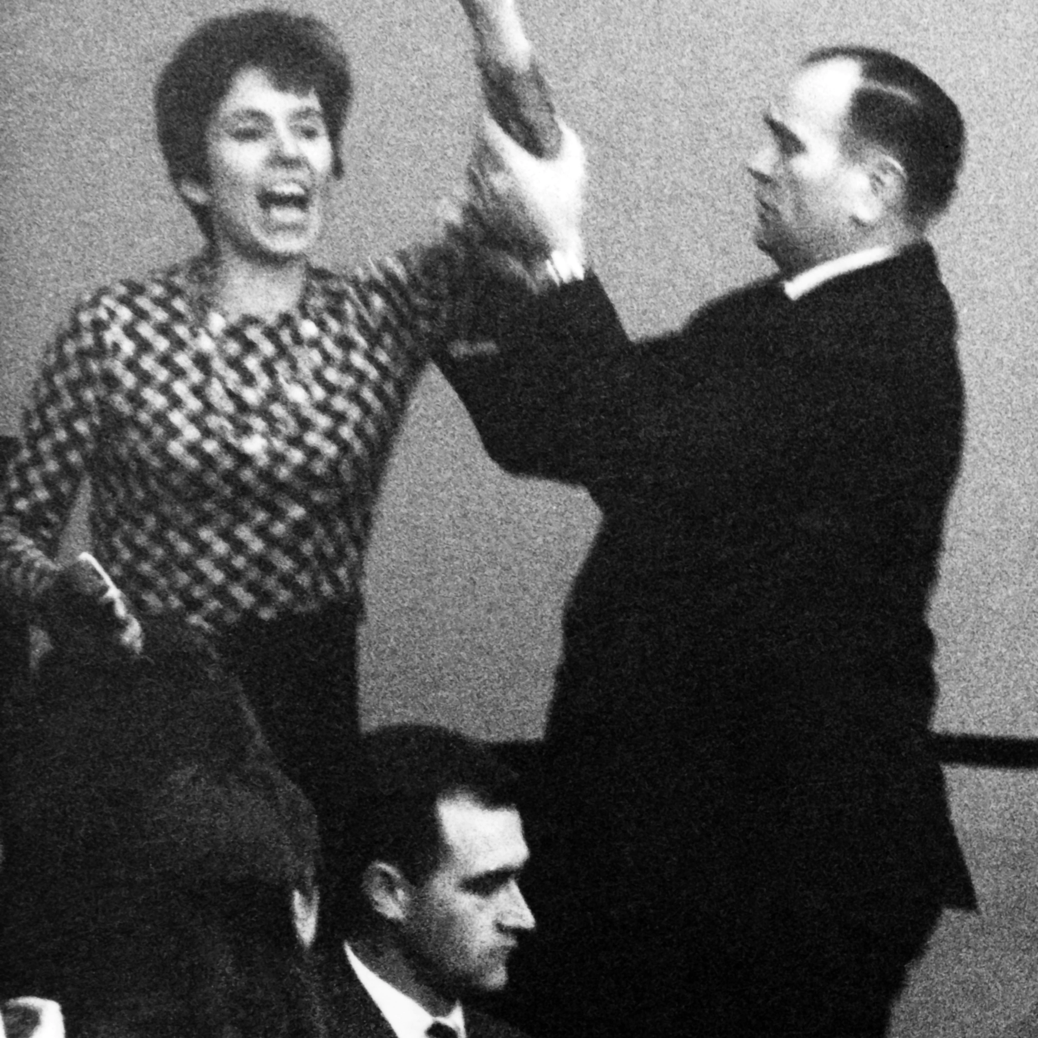 Die aus Berlin stammende Französin Beate Klarsfeld beschimpft während einer Bundestagssitzung 1968 Bundeskanzler Kiesinger als „Nazi“ und „Verbrecher“. Im selben Jahr ohrfeigte sie ihn und wurde mit dieser Tat berühmt.
