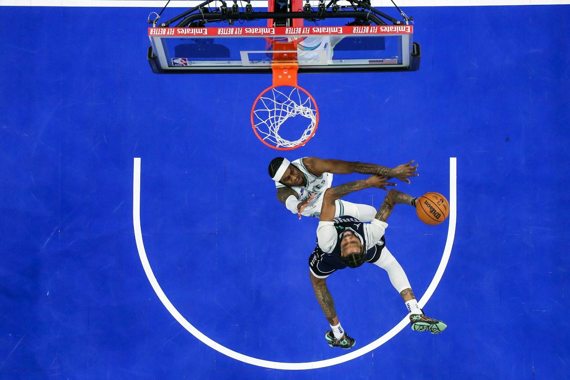 Völlig schwerelos: Dallas-Mavericks-Spieler Derrick Jones Jr. steigt hoch zum Korb, während Jaden McDaniels von den Minnesota Timberwolves verteidigt.