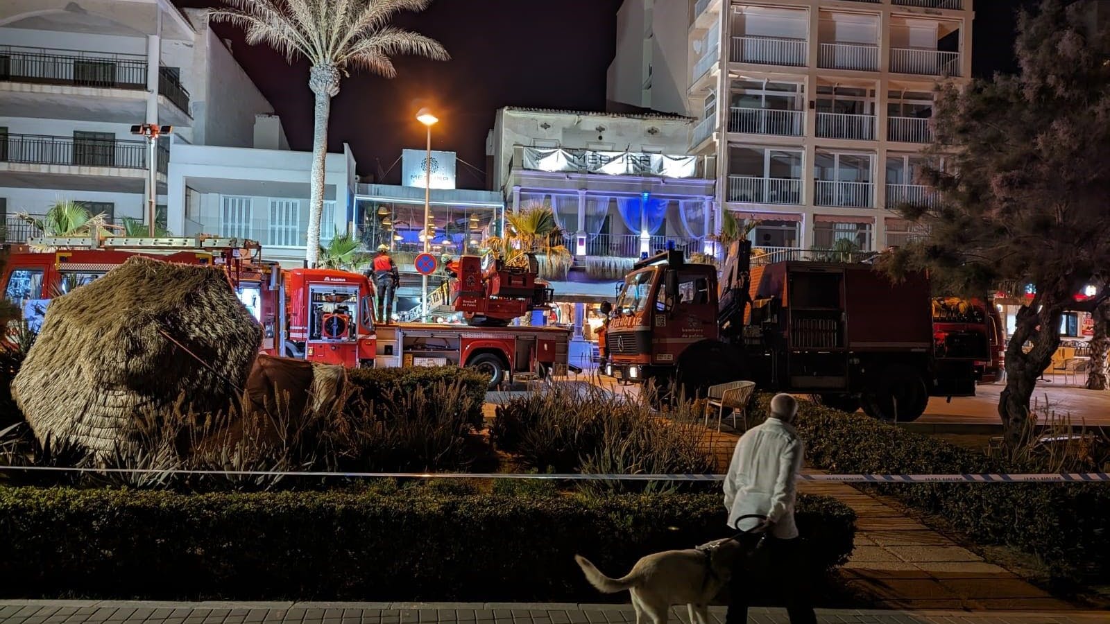 Rettungsdienste im Einsturz nach dem Einsturz eines Gebäudes am Strand von Palma de Mallorca.