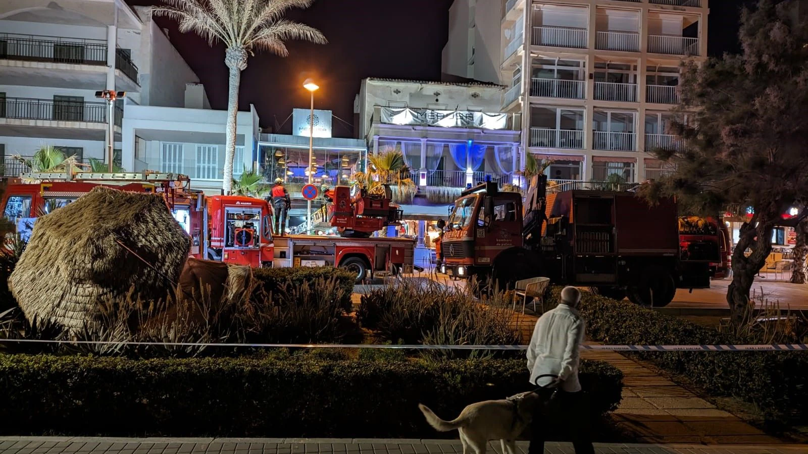 Rettungsdienste im Einsturz nach dem Einsturz eines Gebäudes am Strand von Palma de Mallorca.
