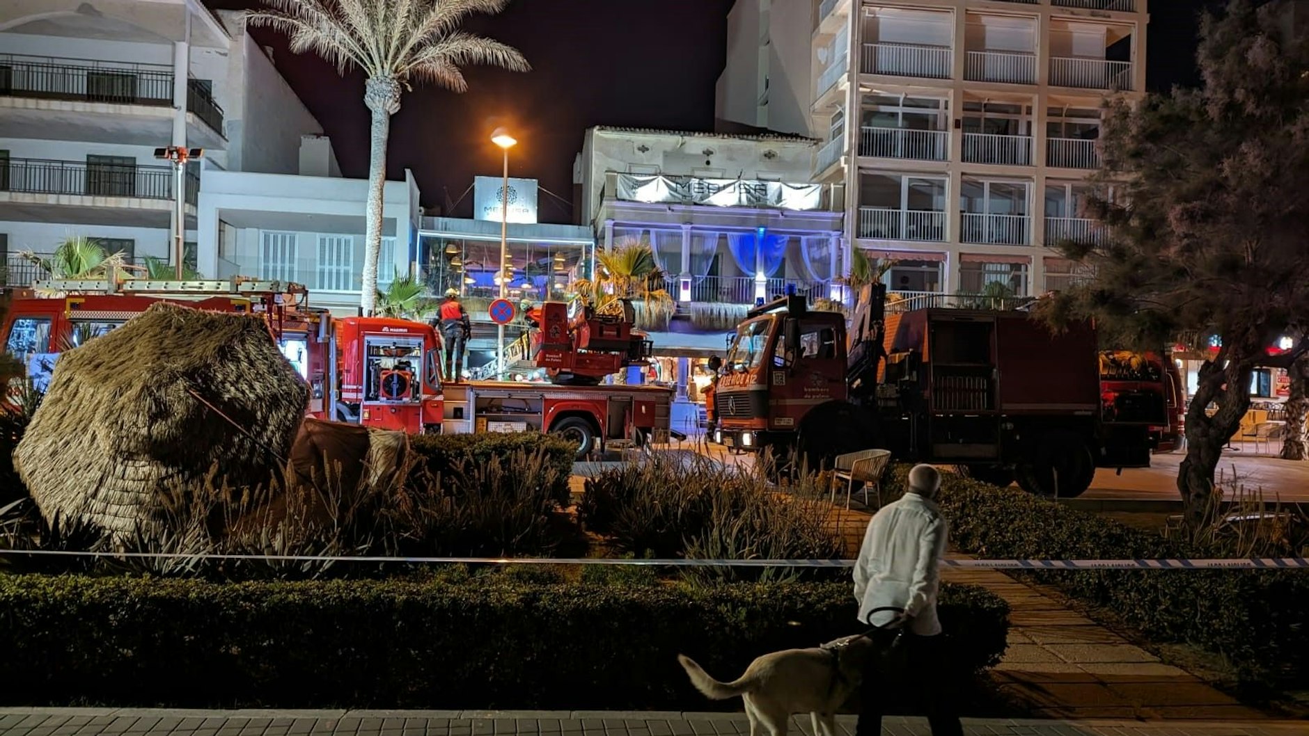 Rettungsdienste im Einsturz nach dem Einsturz eines Gebäudes am Strand von Palma de Mallorca.