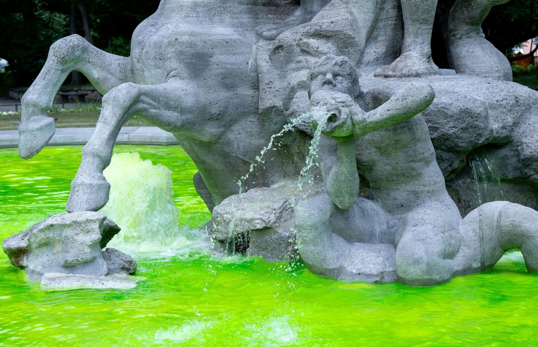 Umweltaktivisten haben bei mehreren Brunnen in München das Wasser grün gefärbt. Mit der Aktion will die Gruppe «Extinction Rebellion» vor allem auf das Insektensterben aufmerksam machen und gegen die Umweltpolitik der bayerischen Staatsregierung protestieren.