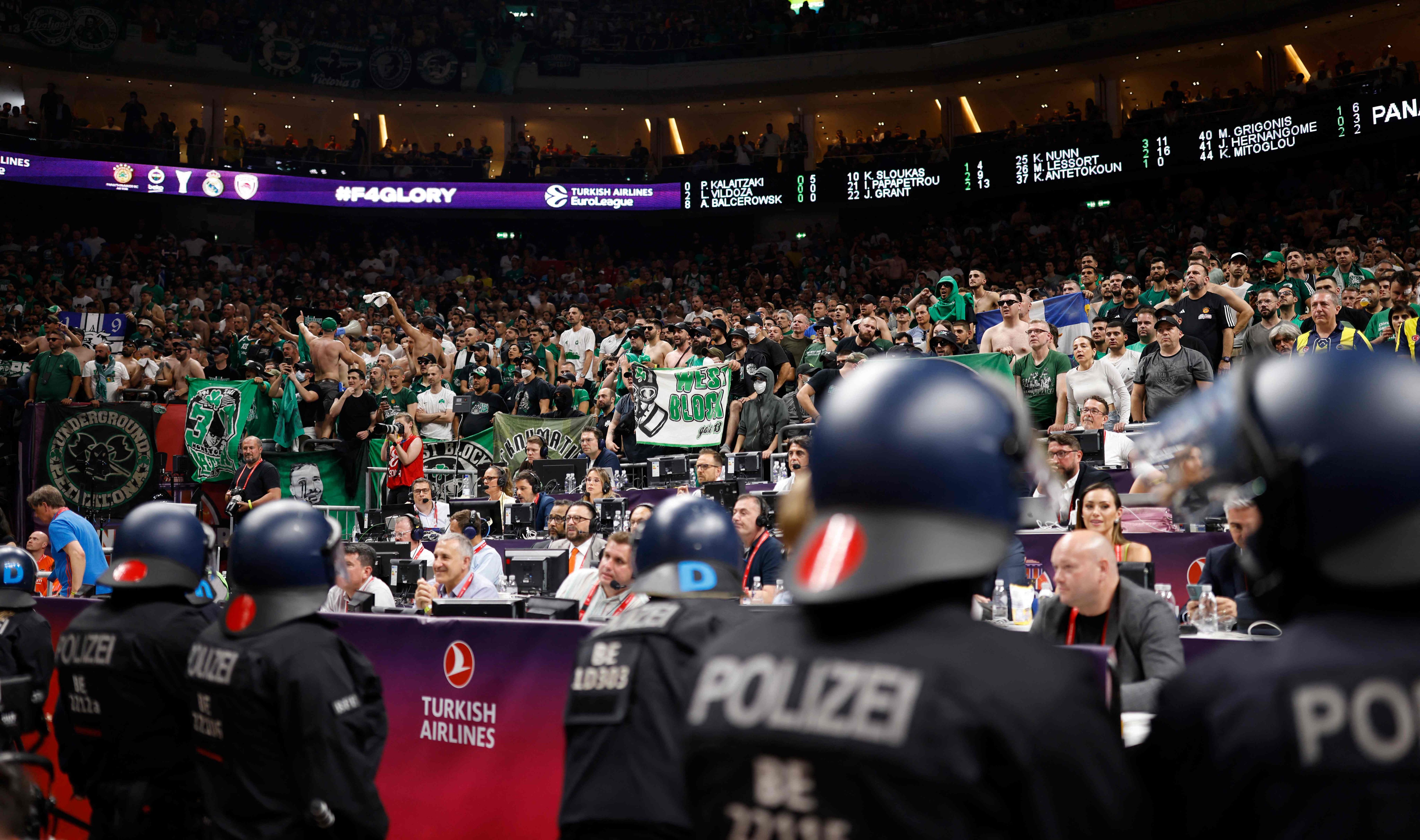 Image - Rivalisierende Basketball-Fans randalieren vor Halbfinale in Berlin