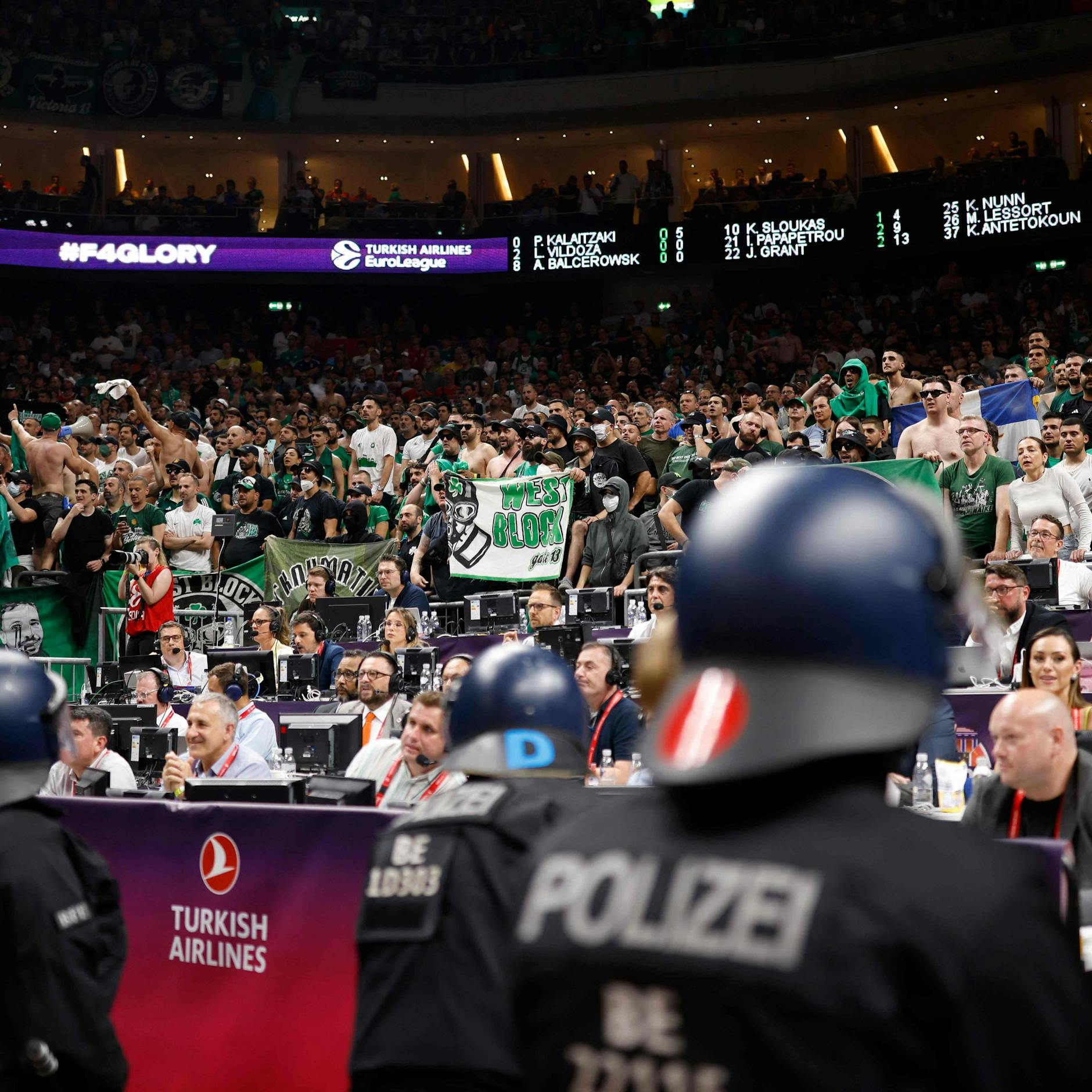 Image - Rivalisierende Basketball-Fans randalieren vor Halbfinale in Berlin