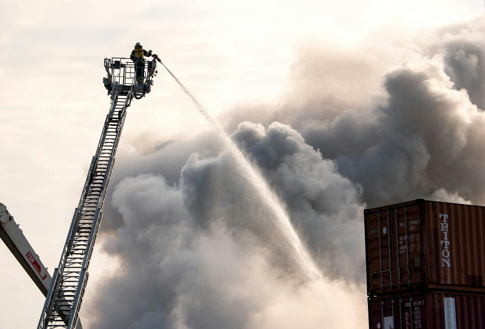Rauch über der Stadt: Ein Schrotthaufen auf einem Firmengelände am Hamburger Hafen ist in Brand geraten. woldt