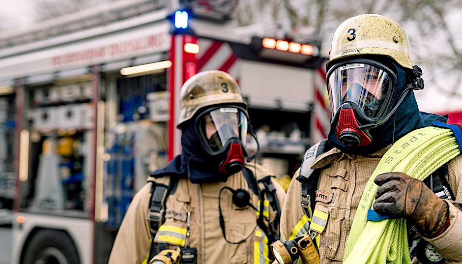 WDR Fernsehen FEUER UND FLAMME, "Folge 1 Dramatischer Wohnungsbrand mit schweren Folgen", am Donnerstag (23.05.24) um 20:15 Uhr.
            Zwei Feuerwehrleute der Feuer- und Rettungswache 3 in Duisburg stehen, in voller Montur mit Atemschutz vor Hilfeleistungslöschgruppenfahrzeug (HLF).
            © , honorarfrei - Verwendung gemäß der AGB im engen inhaltlichen, redaktionellen Zusammenhang mit genannter WDR-Sendung bei Nennung "Bild: WDR/Sebastian Drolshagen" (S2+). WDR Kommunikation/Redaktion Bild, Köln, Tel: 0221/220 -7132 oder -7133, Fax: -777132, bildkommunikation@wdr.de