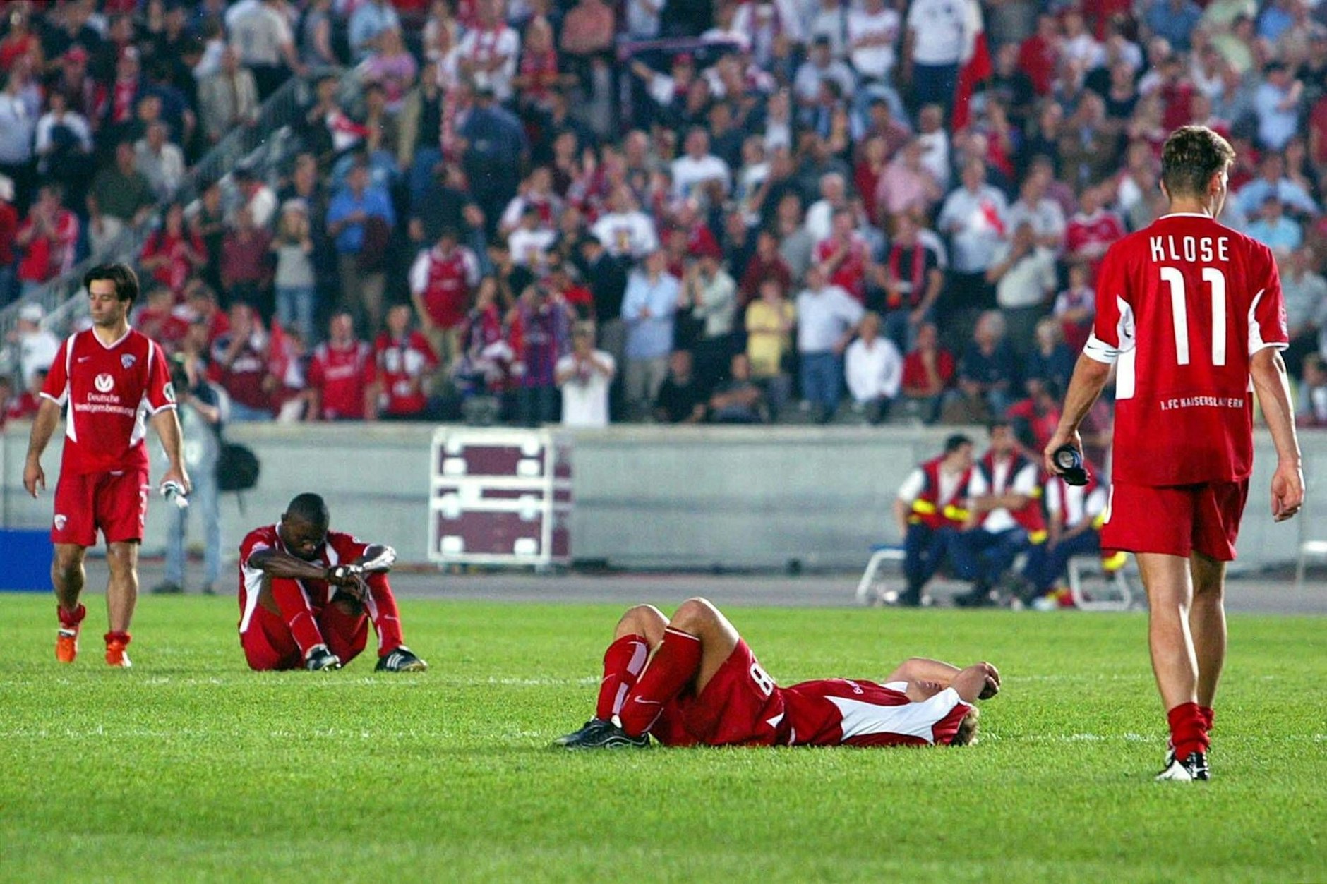 Enttäuschte FCK-Spieler nach dem verlorenen DFB-Pokalfinale im Jahr 2003