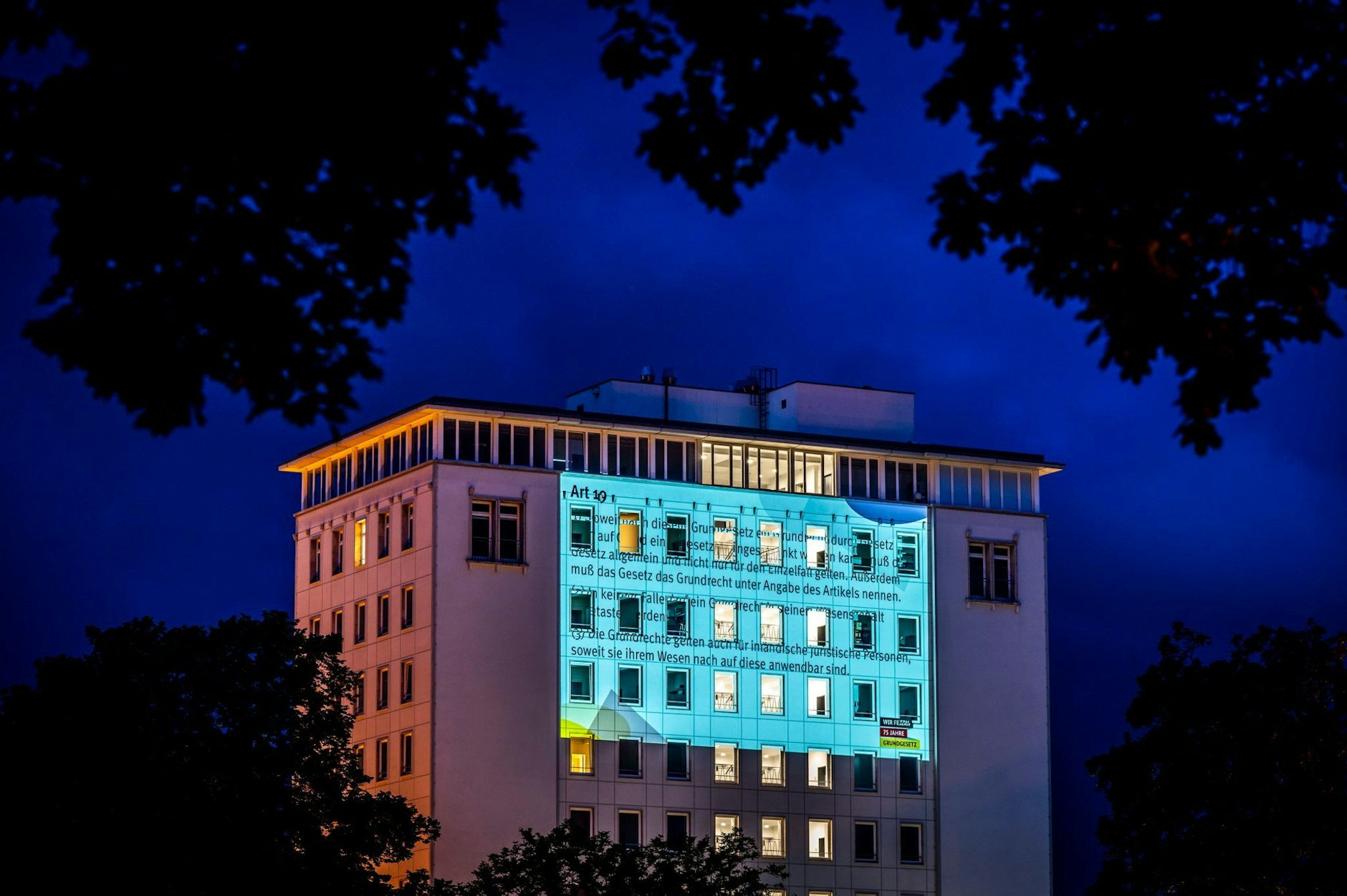 Heute jährt sich die Verkündung des Grundgesetzes zum 75. Mal. Zur Feier des Tages werden die ersten 19 Artikel an das Hochhaus des Thüringer Landtags in Erfurt projiziert.  