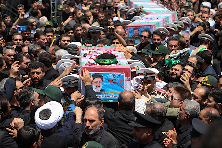 HANDOUT - Der tödlich verunglückte iranische Präsident Ebrahim Raisi wurde in seiner Heimatstadt Maschhad beigesetzt.  fice/AP/dpa