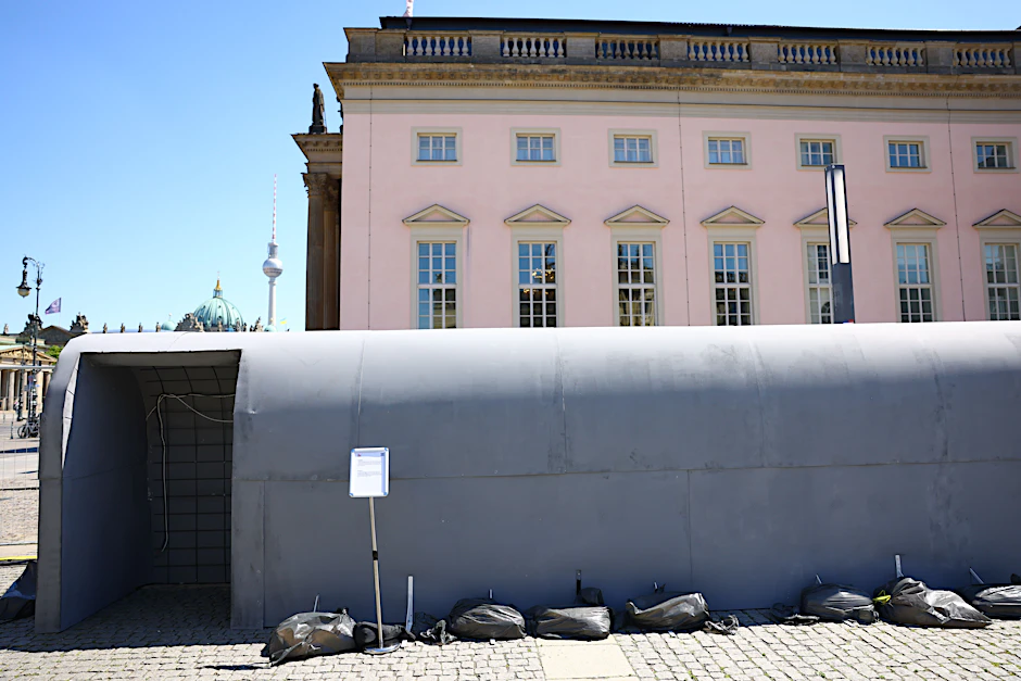 Nachbau eines Hamas-Tunnels als Teil der Gedenk-Aktion auf dem Berliner Bebelplatz