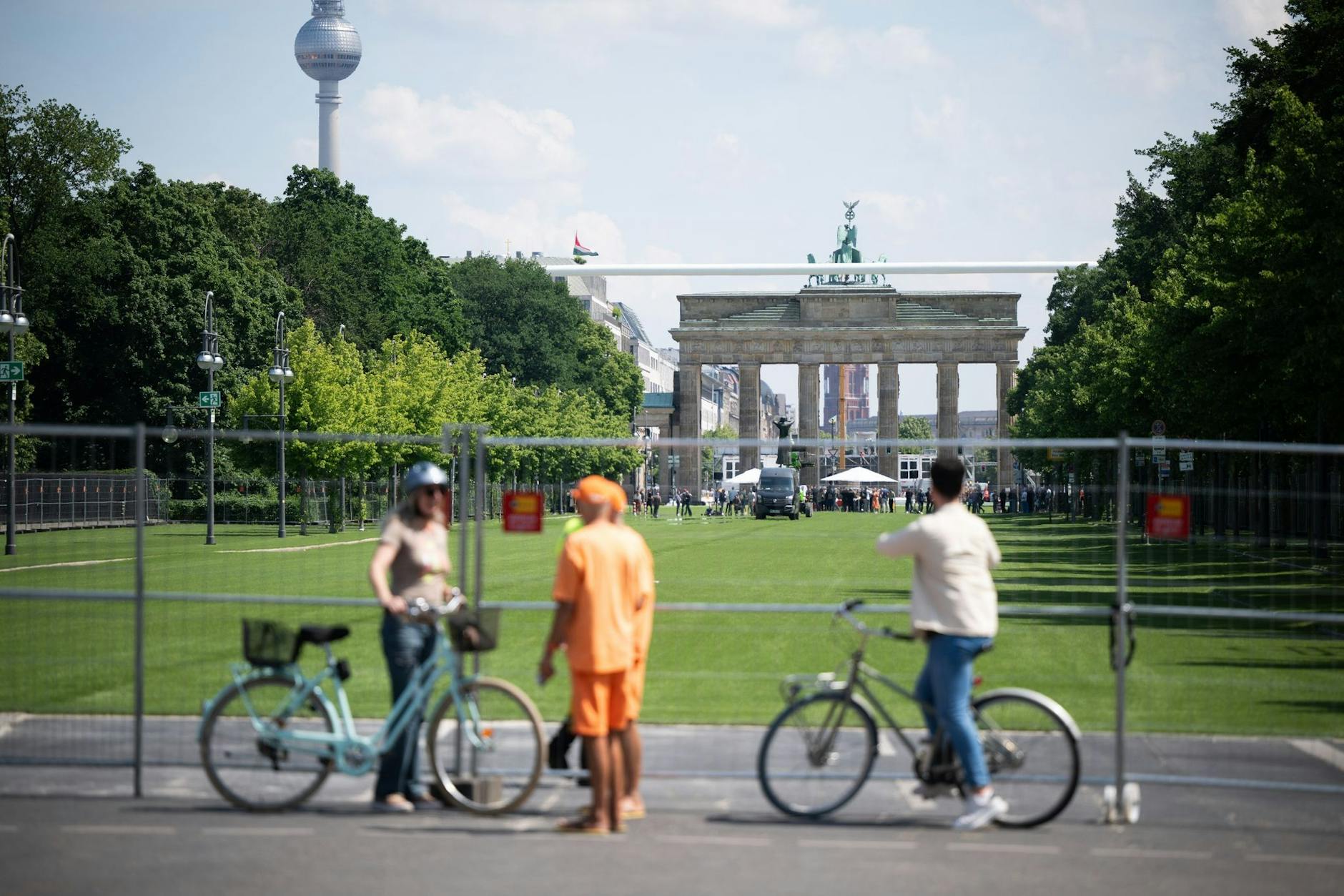 Das Gelände rund um das Brandenburger Tor und auf der Straße des 17. Juni ist für den Verkehr gesperrt. 