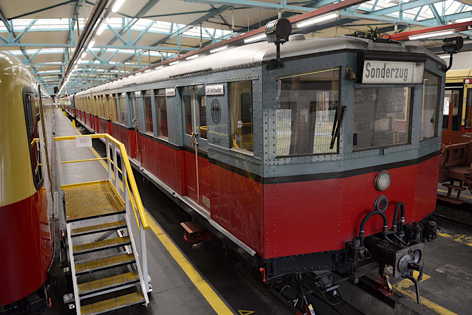 Im S-Bahn-Werk Erkner stehen allerlei Züge: neue, alte und ganz alte.