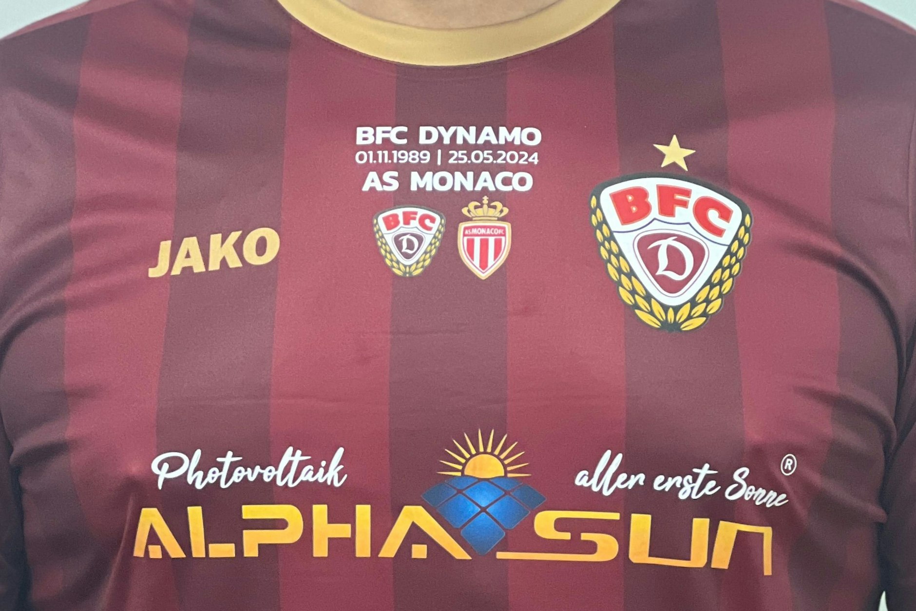 Für das Duell gegen die AS Monaco ließ der BFC Dynamo Sondertrikots anfertigen, auch die gibt es am Spieltag am Fanartikelstand zu kaufen.