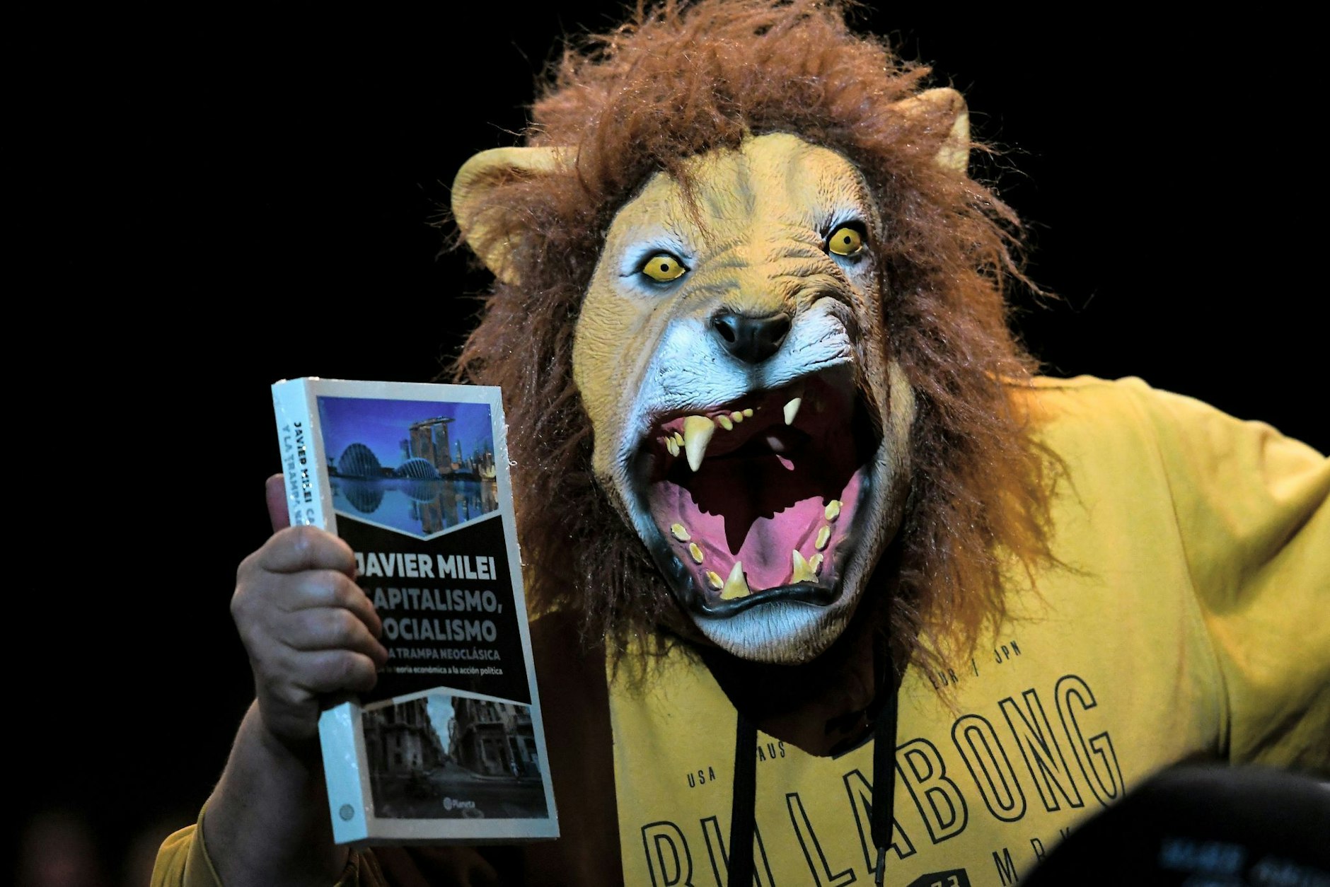 Gut gebrüllt! Ein Anhänger des argentinischen Präsidenten Javier «Der Löwe» Milei kommt in Buenos Aires zur Präsentation dessen Buches «Kapitalismus, Sozialismus und die neoklassische Falle».  